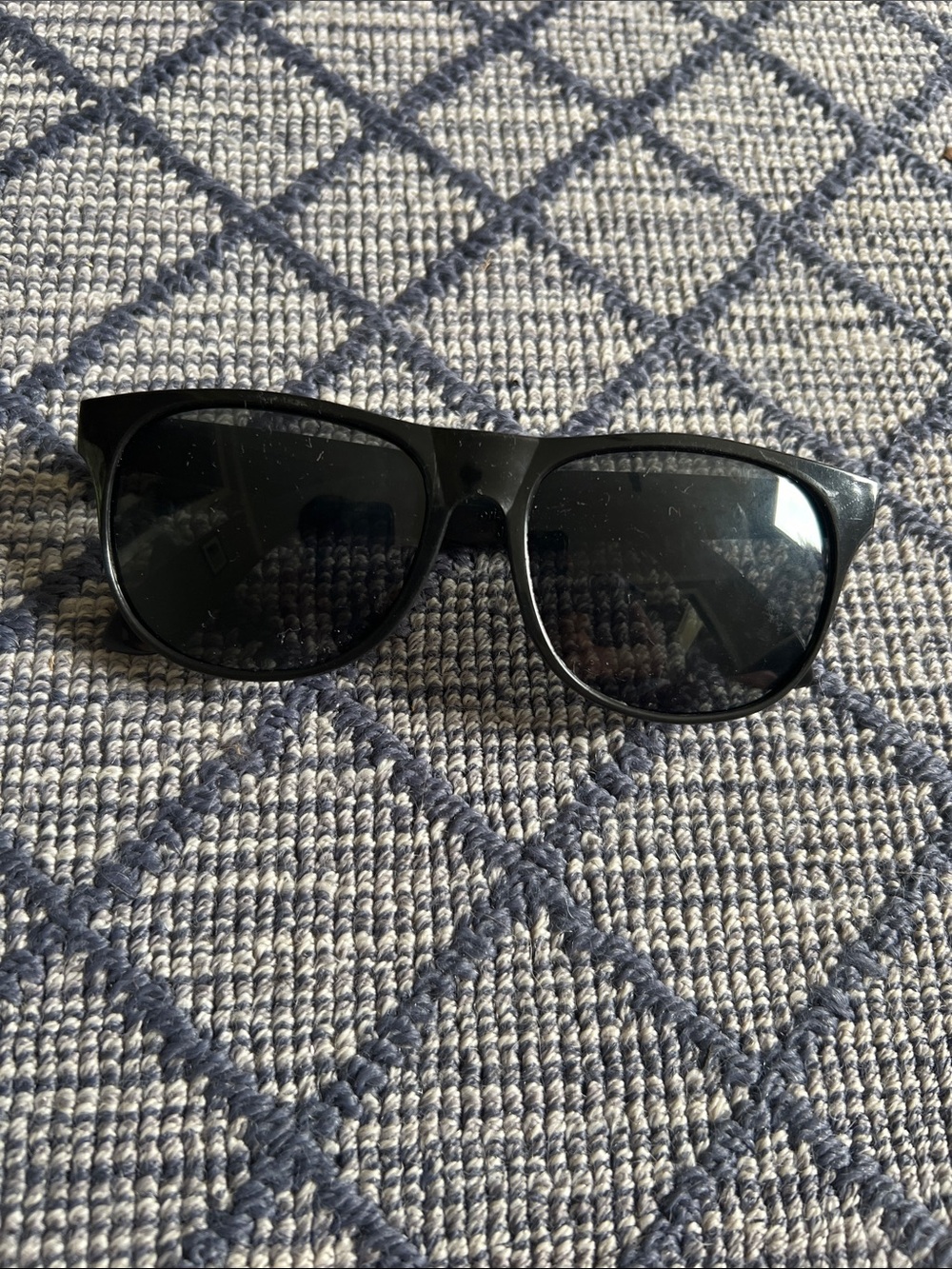 Classic Black Men's Sunglasses - Sleek UV Shades